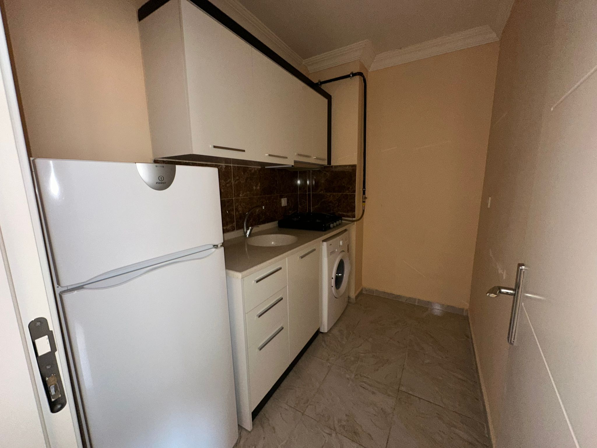 ERENLERDE MERKEZİ KONUMDA GENİŞ 2+0 KİRALIK DAİRE